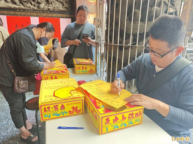 民眾趁天赦日特地前來向玉皇大帝祈求消災解厄，盼能赦免口業等過失，累積好運與財運。（資料照，記者陳冠備攝）