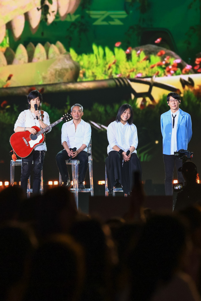 五月天25年巡演最終場團員激動哭慘 阿信緬懷逝世的他場面動人