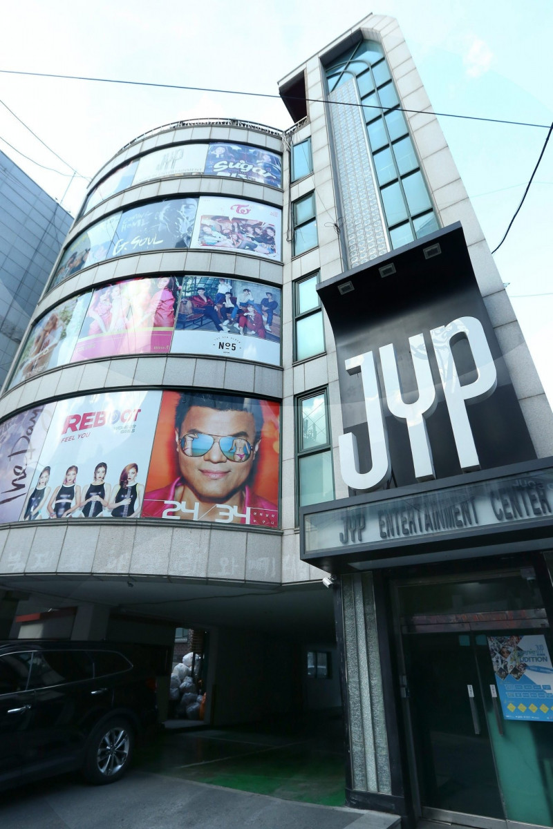 JYP娛樂今日股價狂瀉，可見TWICE續約問題影響到公司市值。（歐新社）