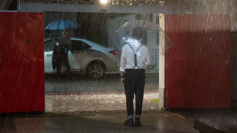 派翠克在《他的靈魂與他的書店》雨中撐傘熱舞。（大愛電視提供）