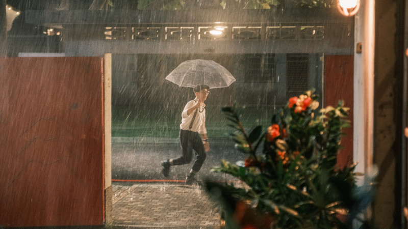 派翠克在《他的靈魂與他的書店》雨中撐傘熱舞。（大愛電視提供）