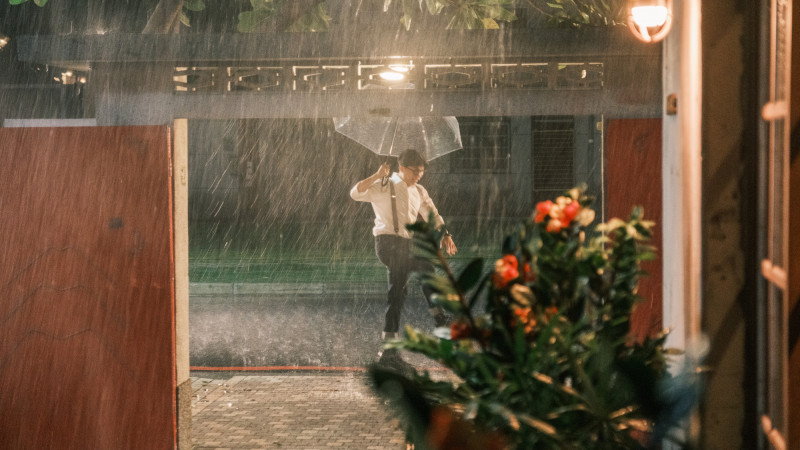 派翠克在《他的靈魂與他的書店》雨中撐傘熱舞。（大愛電視提供）