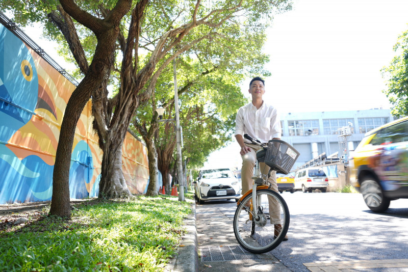 楊皓崴跑進「台北新畫堤」解鎖時空壁畫。（楊皓崴提供）