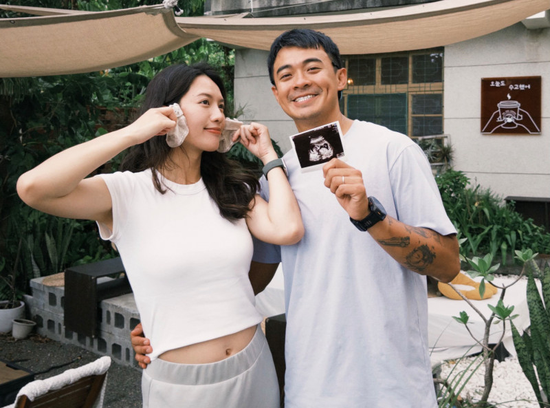 才娶回最美消防員!網紅融融「宣布升格當爸」 結婚不到1年震撼爆喜訊