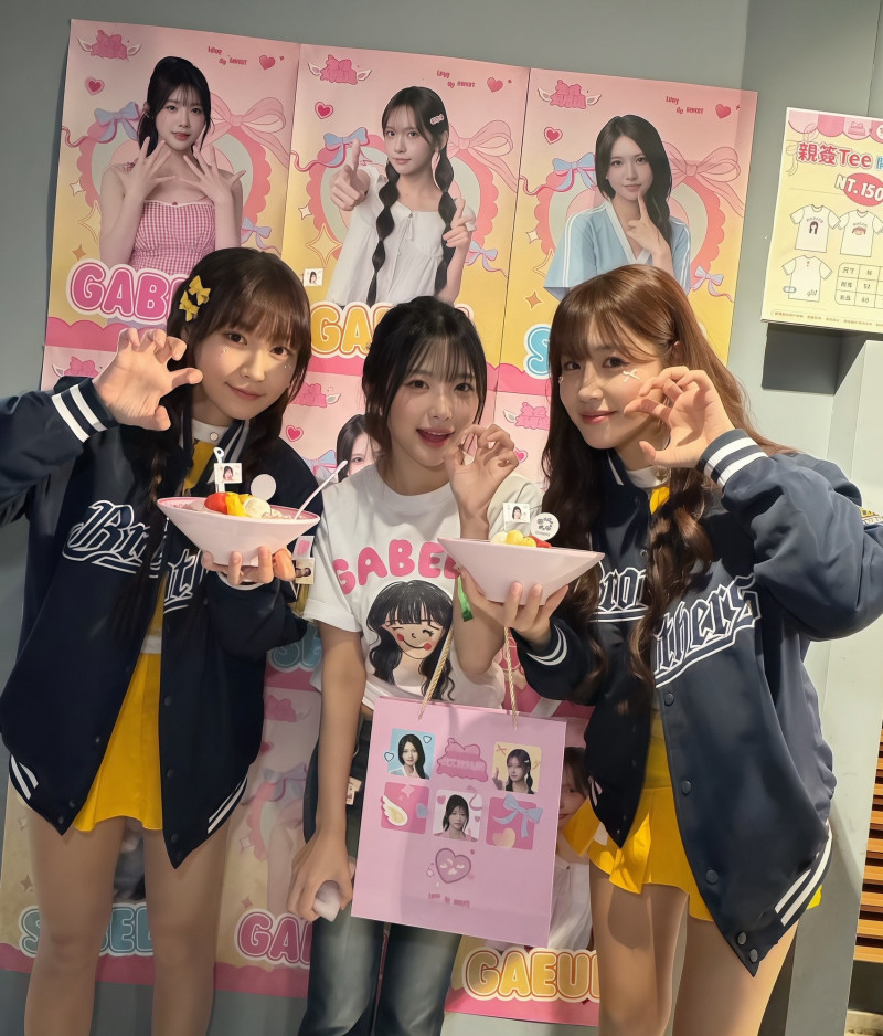 JJUBI朴善珠(左)和金渡兒來探高佳彬(中)的班。(協奏曲文創提供)