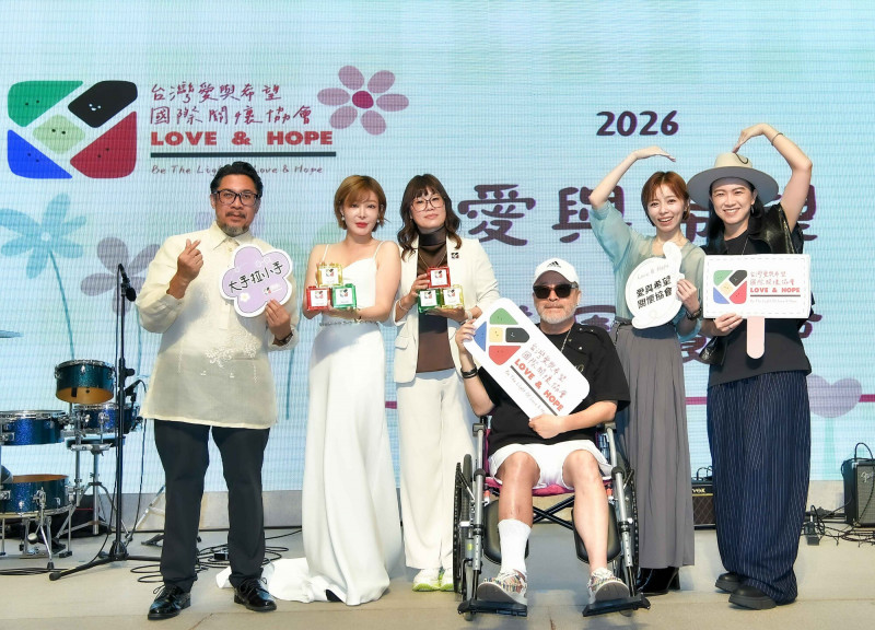 張芸京（右起）、王瞳等人出席「台灣愛與希望國際關懷協會」年度愛心晚會。（台灣愛與希望國際關懷協會提供）