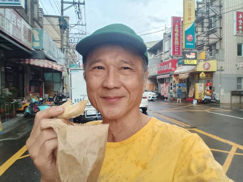 《戲說台灣》男星為了買餅 淋一身濕也甘願