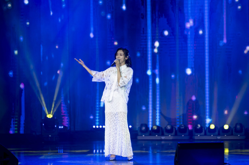 曾心梅郵輪開唱透視裝拚陳美鳳身材康康幽默 揭曉比基尼去向