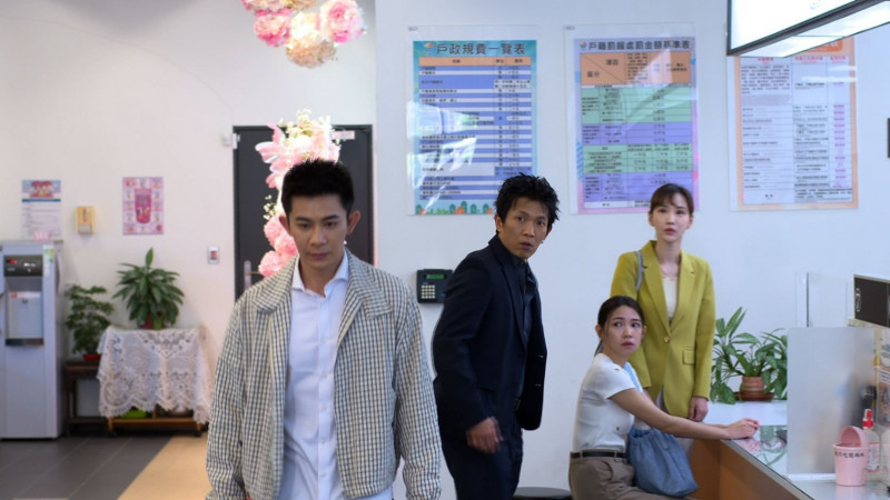 黃尚禾（左二）、徐千京（右一）在《豆腐媽媽》勸阻曾子益（左一）跟曾智希的爭執。（民視提供）