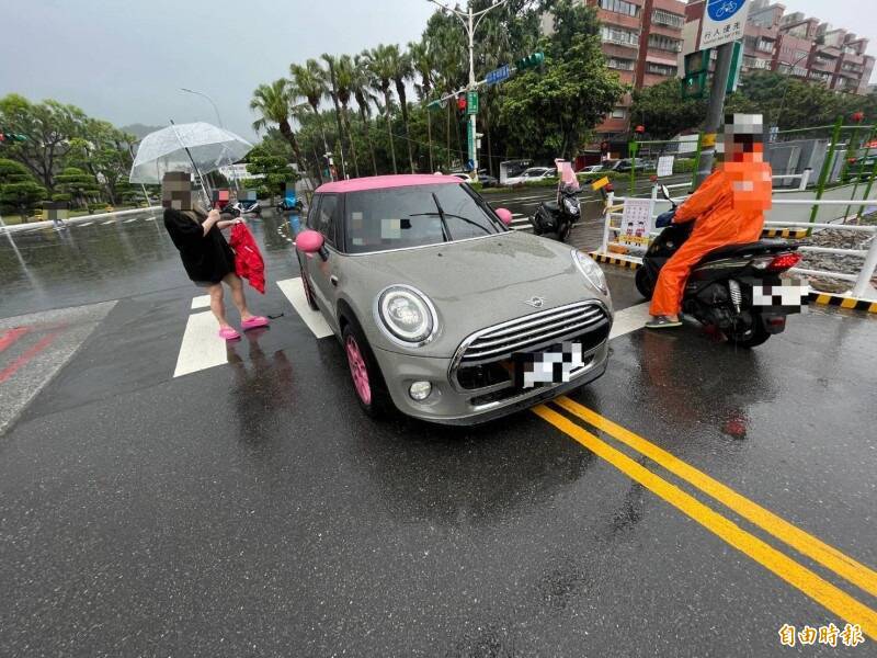 小甜甜車禍現場畫面。（資料照，記者鄭景議攝）