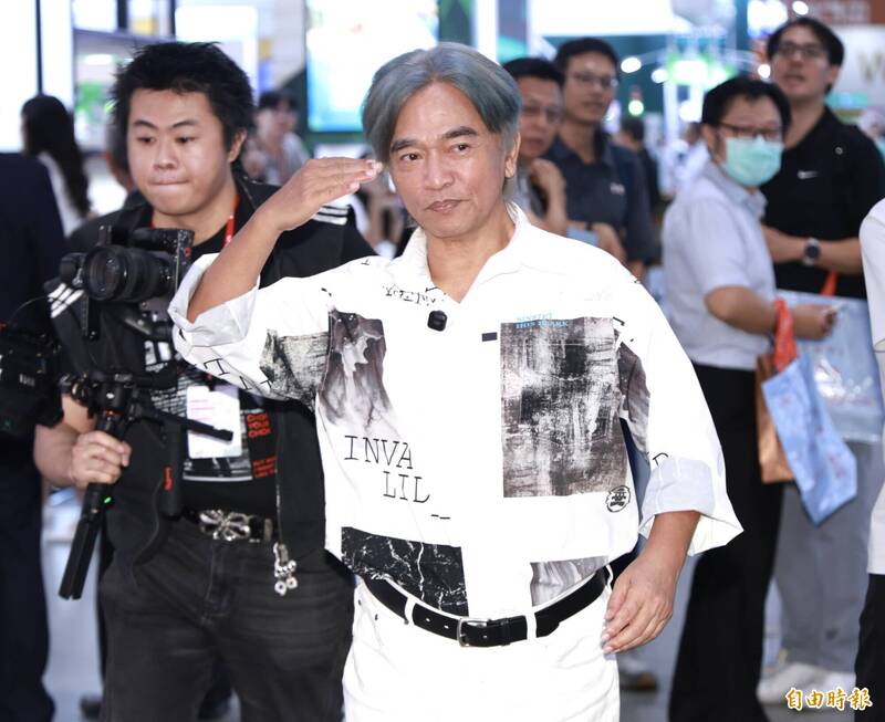 剛宣佈離婚12年!吳宗憲返台機捷「違規大嗑冰淇淋」 目擊者還原現場