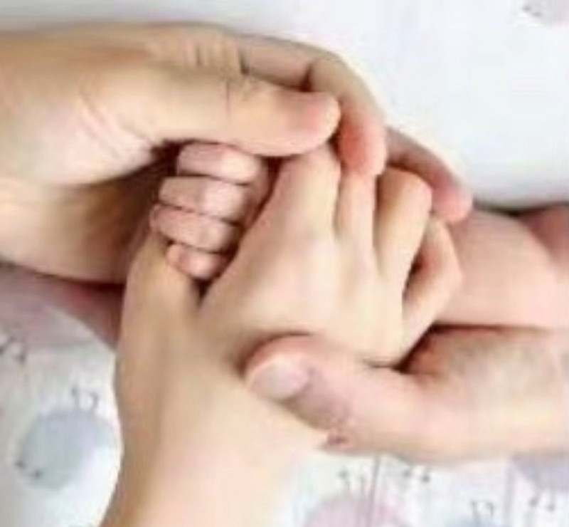 湯唯曬出兒子的小手，迎接二寶誕生。（翻攝自微博）