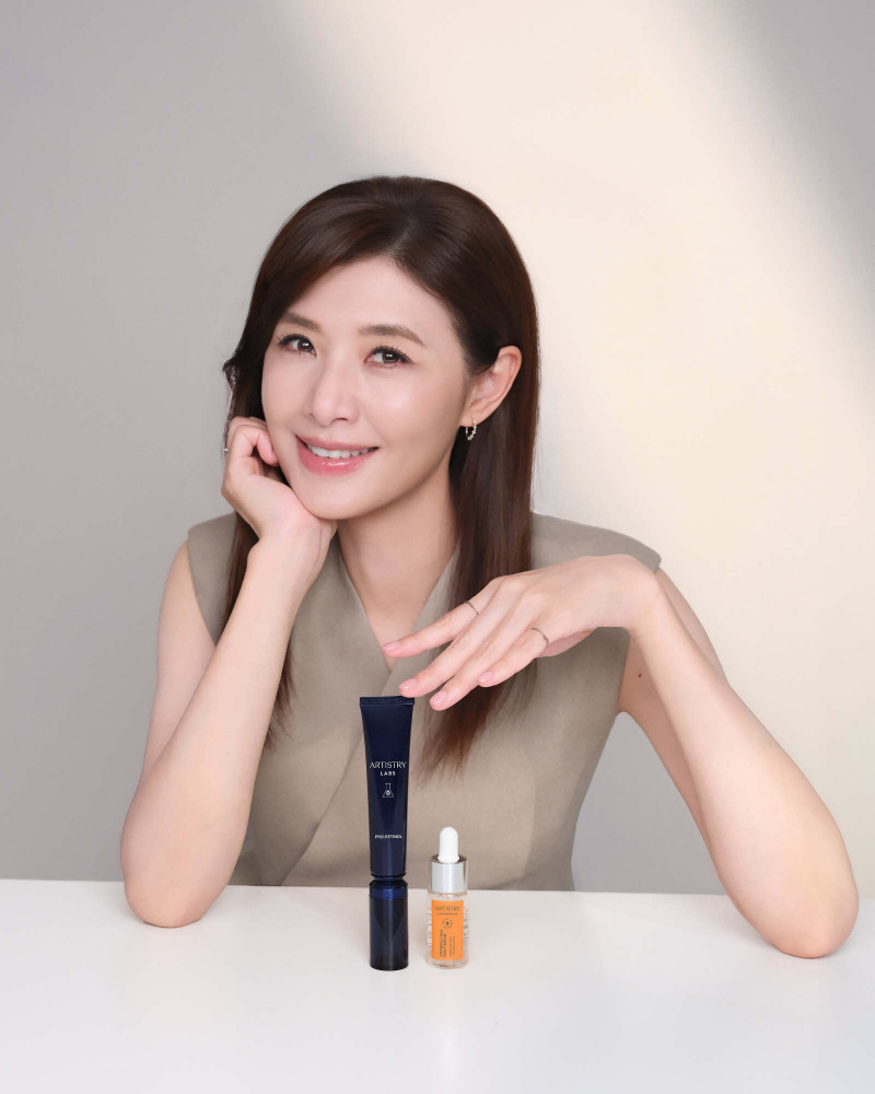 蘇慧倫藉由早C晚A、早起早睡獲得透亮健康好肌底。（ARTISTRY 雅芝提供）