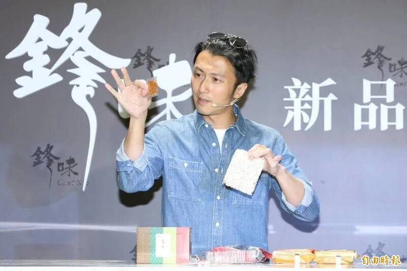 謝霆鋒喪父後首露面 全黑裝扮現身青島機場