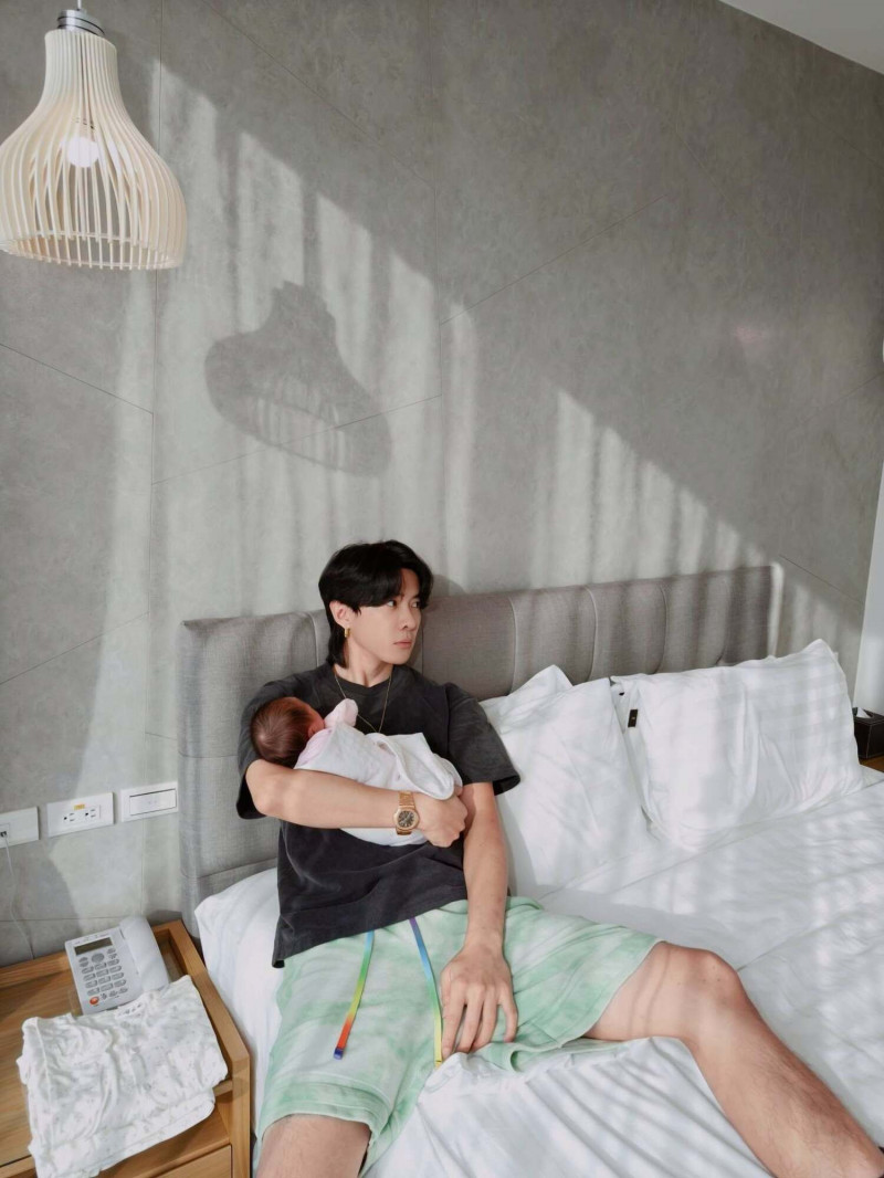 蘇小軒喜迎二寶!唐禹哲抱「前世情人」父愛藏不住 甜謝老婆:最辛苦的人