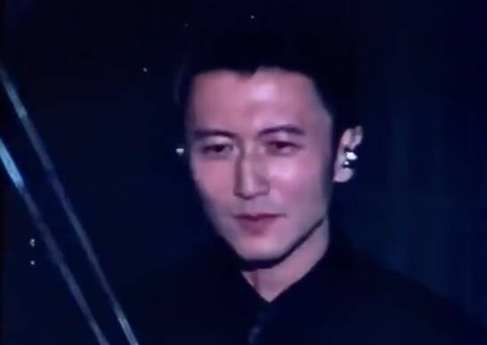 謝霆鋒罕流男兒淚 喪父首開演唱會哽咽唱《謝謝你的愛1999》