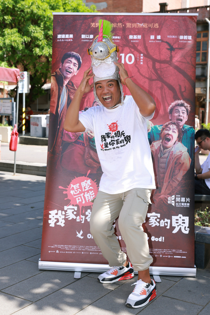撒基努宣傳《怎麼可能我家的祖先是你家的鬼》，頂高溫戴「小羅馬頭套」造勢。（華映娛樂提供）