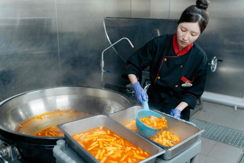 南珉貞無助面對主打料理「辣炒年糕」需加起司再蒸5分鐘的卡關考驗。（好看娛樂提供）