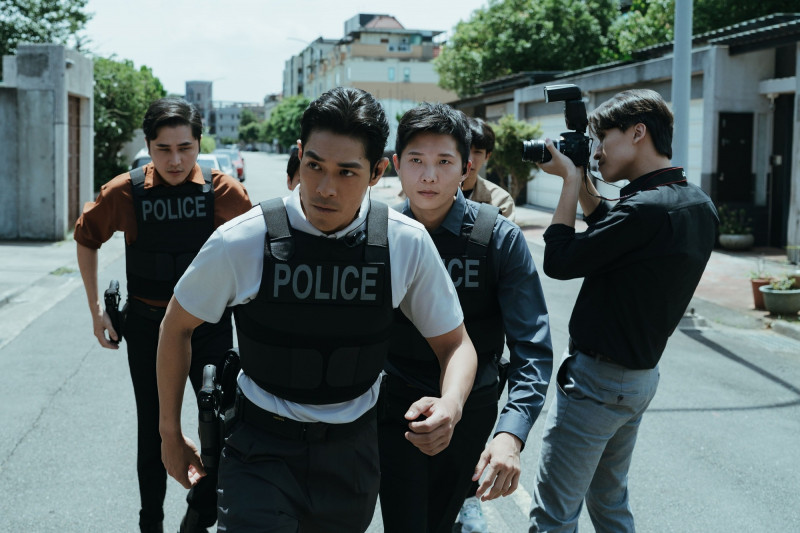 李迪恩（前）在《成名在望》化身刑警「盧隊長」，是李國毅職場上的競爭對手兼眼中釘。（瀚草影視提供）