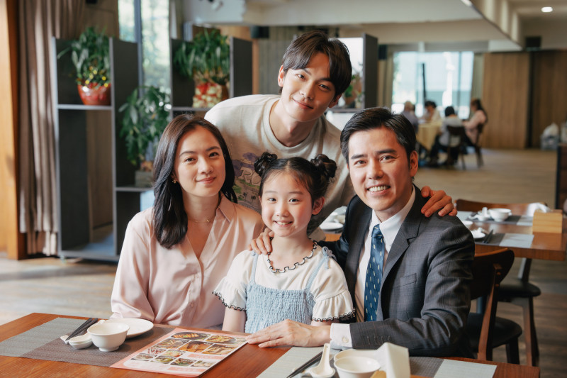 高伊玲（前排左起）、葉子綺與丁力騏在《成名在望》客串「羅冠豪」的家人，與扮演姚淳耀高中時期的邱勝揚（後）有催淚對手戲。（瀚草影視提供）