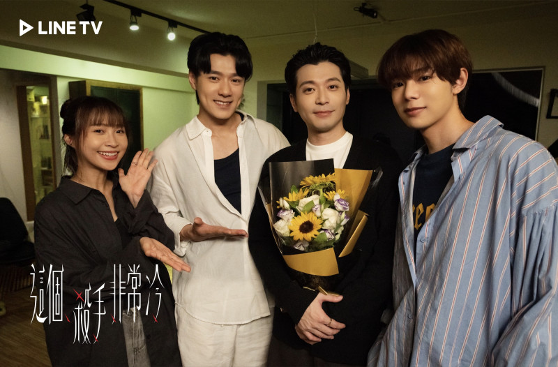 侯彥西（右二）在《這個殺手非常冷》飾演易恩經紀人「Nicolas」。（LINE TV 提供）