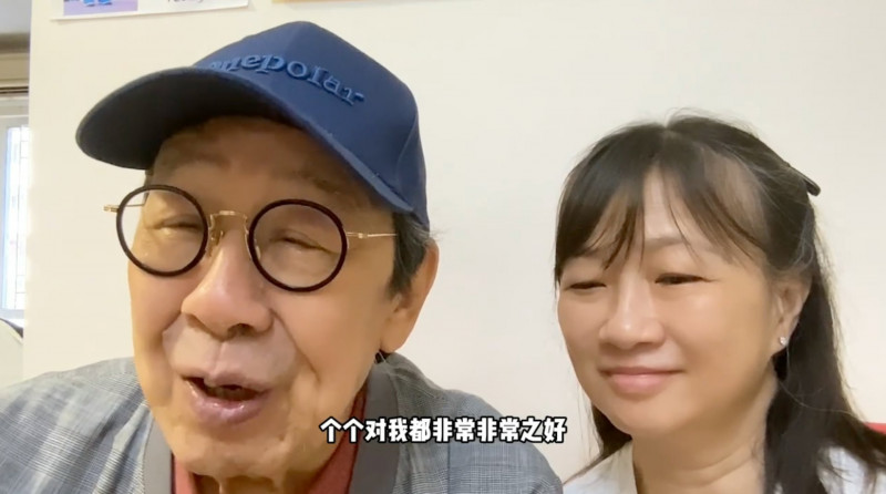 胡楓（左）膽管炎ICU昏迷4天被「五花大綁」。（翻攝自小紅書）