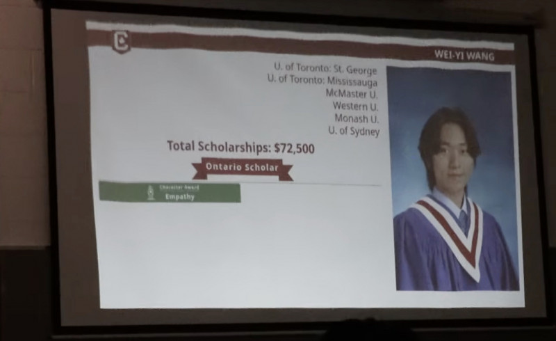 小YA一口氣錄取5所國際名校，並抱回約168萬元獎學金。（翻攝自YouTube）