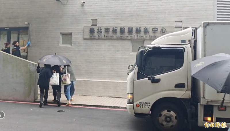 王凱後事「乾媽」邱瓈寬義助 明天頭七家屬祈願安靈