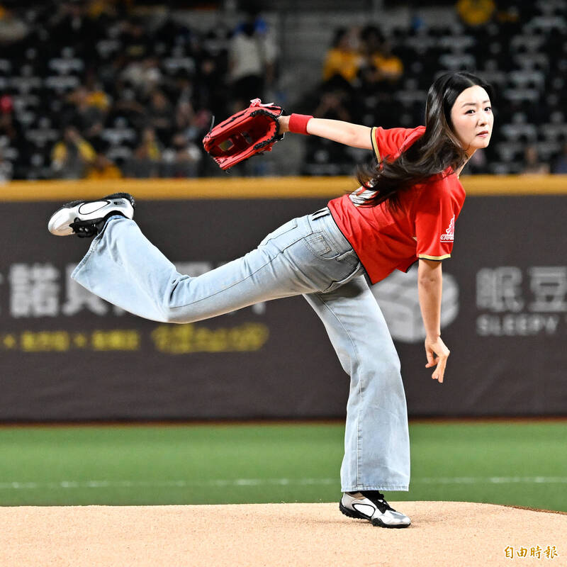 今天擔任開球投手的是5月16日才新婚的普美。（記者陳志曲攝）