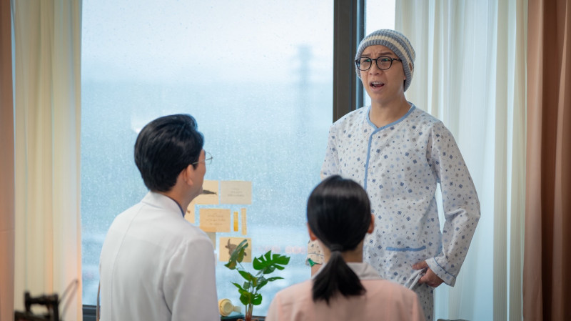 派翠克在《他的靈魂與他的書店》飾演癌症病患「黃萬通」。（大愛電視提供）