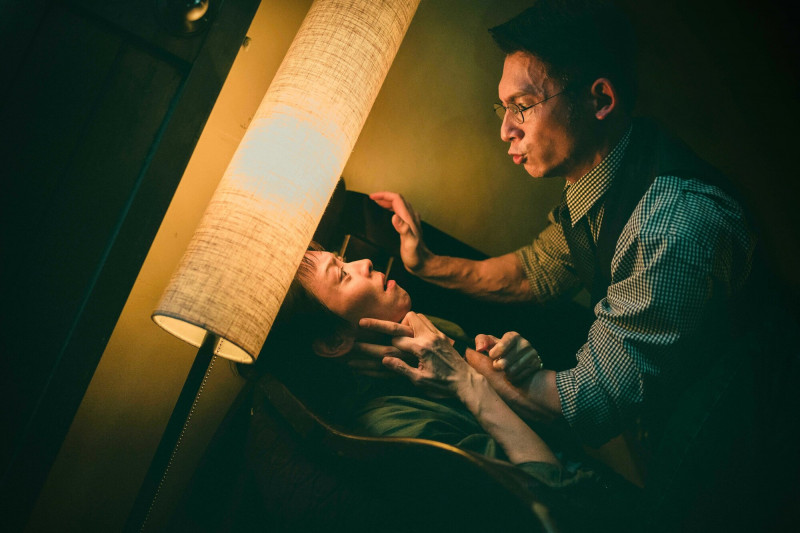 温昇豪（右）、梁詠琪（左）在《聰明鎮》上演激烈肢體衝突。（奇蹟映畫所提供）