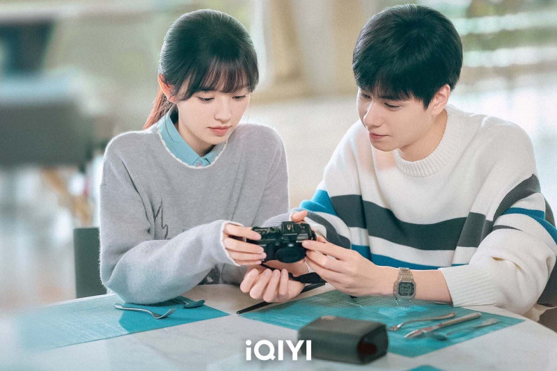 田曦薇（右）在《天才，女友》飾演天才少女，與陽光學霸胡一天相互吸引。（愛奇藝國際版提供）