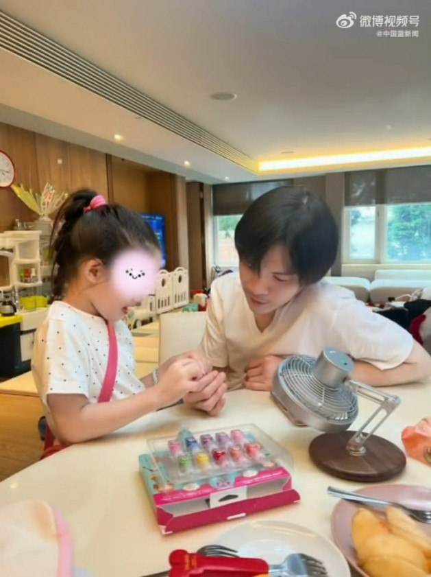 郭碧婷女兒為爸爸擦指甲油，向佐認命交出手。（翻攝自微博）