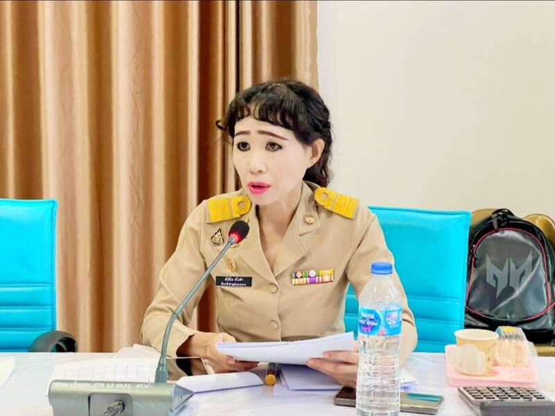「奇豔妝容」爆紅卻遭炎上!泰女公務員霸氣回嗆:不喜歡就別看
