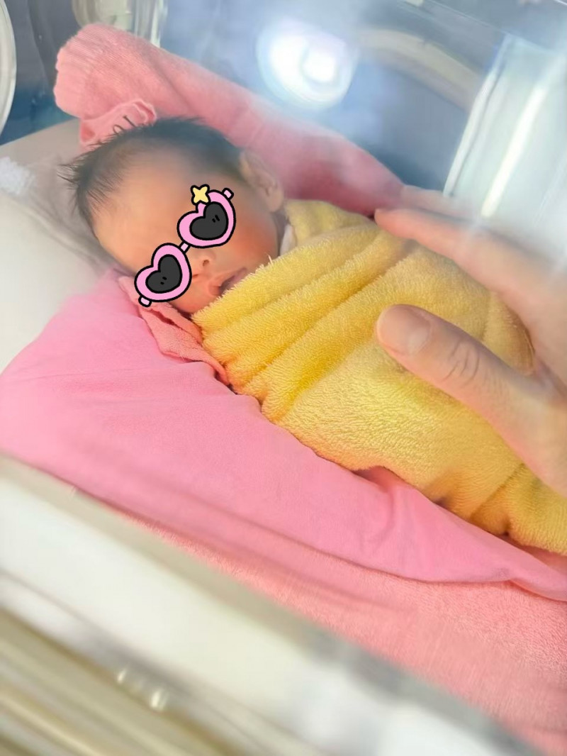 愷樂宣布雙胞胎女兒平安出生。（翻攝自Threads）
