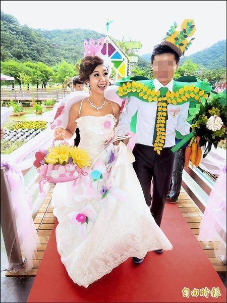 姜厚任認愛的女友童芯（左）過去曾以「余家菁」活動，並與2014年擔任宜蘭縣政府農業處科長（右）的前夫出席綠色博覽會園區舉辦的聯合婚禮。（本報資料照，經馬賽克處理）