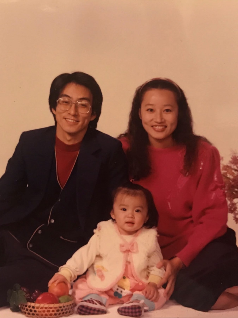 王瞳曬父親節全家福 爸爸年輕顏值曝光網驚:基因太強