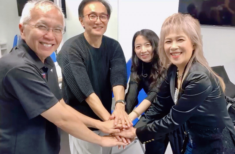 曾淑勤與「波士頓派樂團」。（尚時代文創娛樂提供）