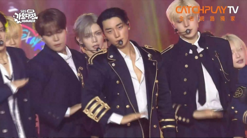 ATEEZ大跳震胸舞，崔傘站C位格外顯眼。（翻攝自CATCHPLAY+）