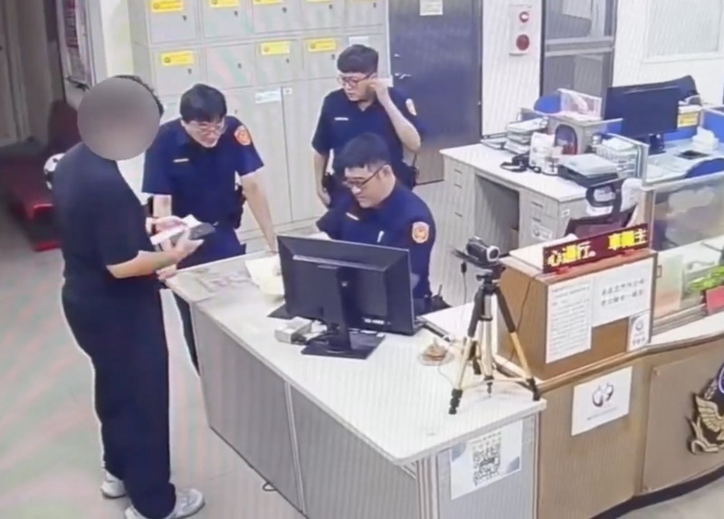 4張aespa演唱會門票經警方確認身分無誤後，已順利物歸原主。（警方提供）