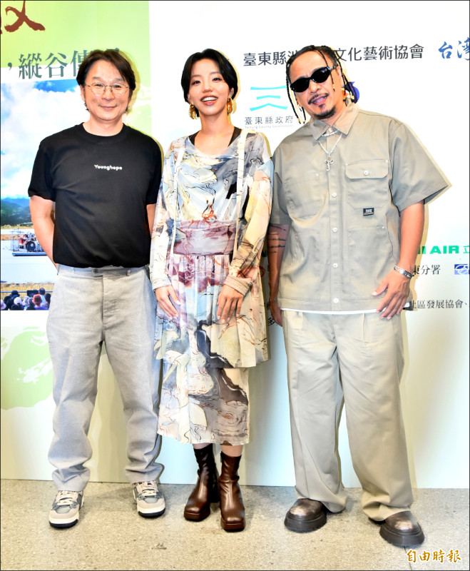 陳鎮川（左起）擔任池上秋收藝術節製作人，洪佩瑜、葛西瓦都將獻唱。（記者陳奕全攝）