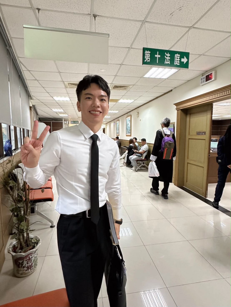 郭柏鴻發文表示「家寧無罪啦！耶」。（翻攝自Threads）