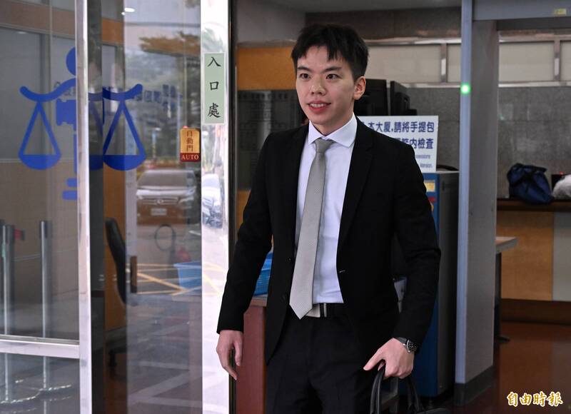 家寧無罪律師到底多狂?台大出身、曾任司法院院長機要「還考上機師」