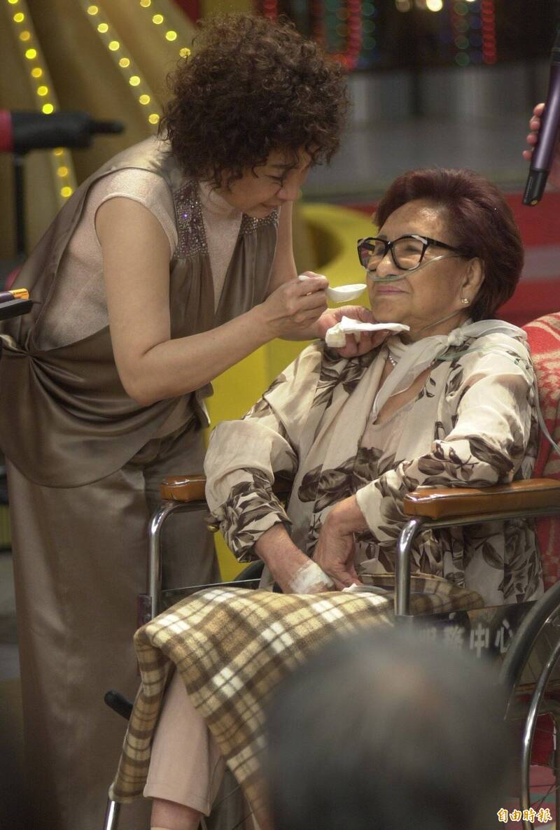 陳盈潔親手為媽媽喝雞湯。（資料照，記者陳奕全攝）