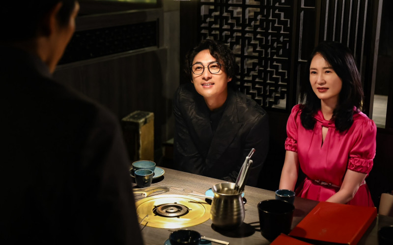 李運慶（左）在《豆腐媽媽》為了前途，假冒是李之勤的兒子。（民視提供）