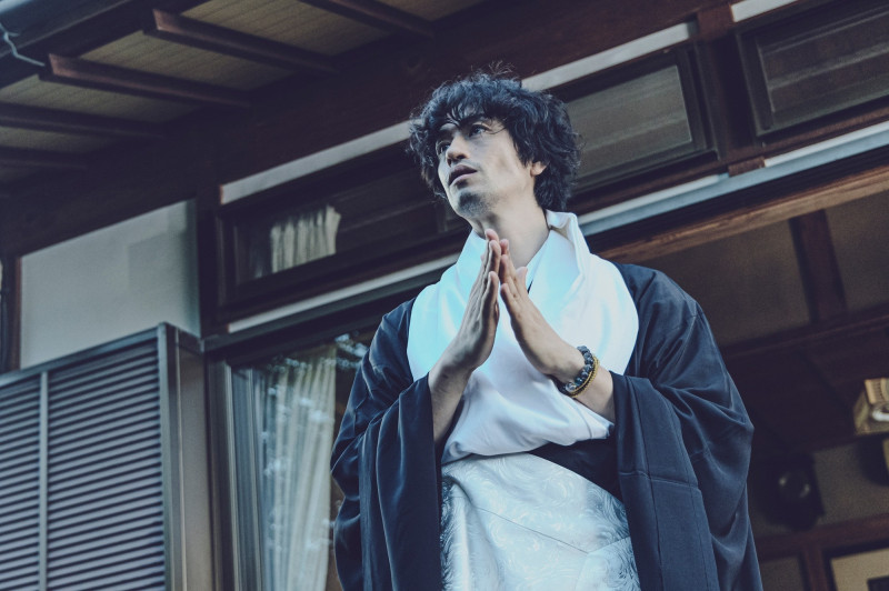 性感男神齋藤工在《禍禍女》斬妖除魔大戰都市傳說。（中影提供）