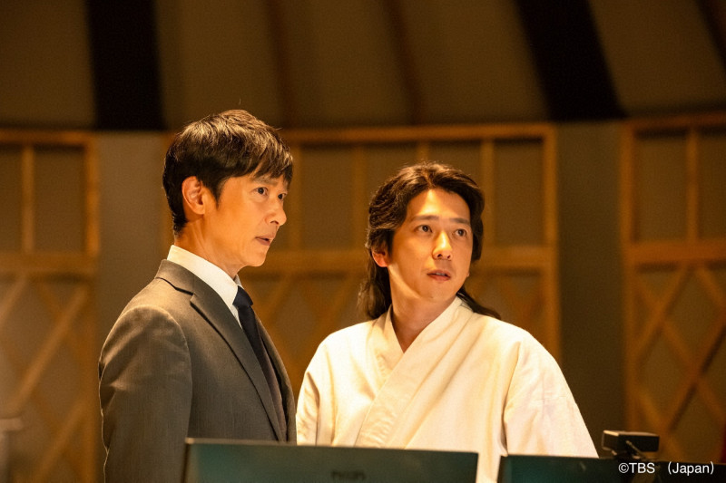 《VIVANT（2026）》堺雅人（左）與二宮和也再度同框，兄弟關係備受矚目。（Hami Video提供）