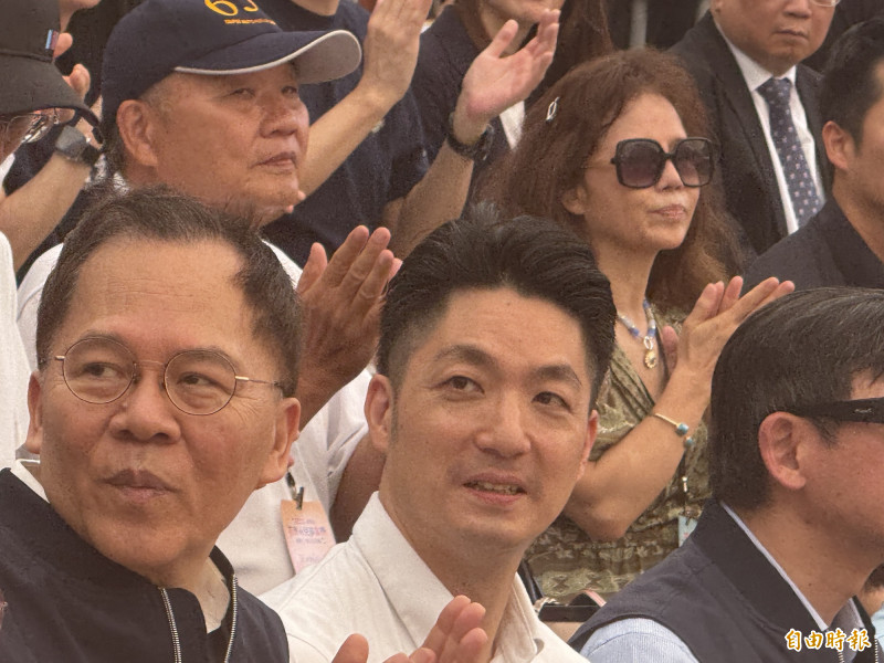 今（14）日台北市長蔣萬安出席活動，會前接受媒體聯訪，針對本案他表示會請勞動局來了解。會中曹雨婷（上排右二）也接受媒體訪問，她強調「沒有中國籍」。（記者孫唯容攝）