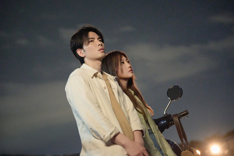 A-Lin、蕭敬騰突襲賈靜雯愛女慶生續攤嗨翻 老蕭騎機車載天后當挑戰