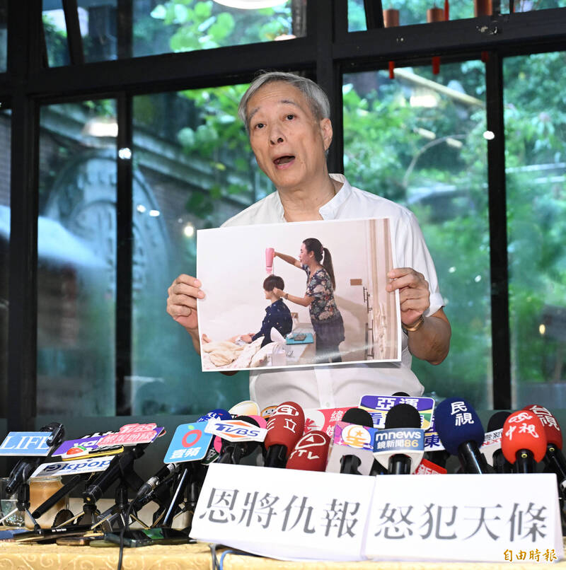 姜厚任痛批外界抹黑完全顛倒是非，氣得拍桌大罵對方「恩將仇報、怒犯天條」。（記者胡舜翔攝）
